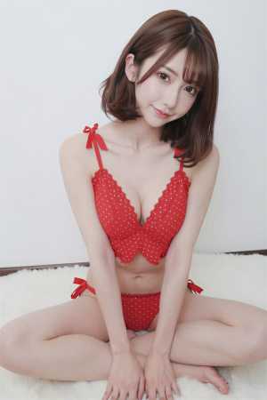 白レース姿の笑顔な女性