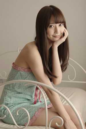 ベッドの白レースポートレート