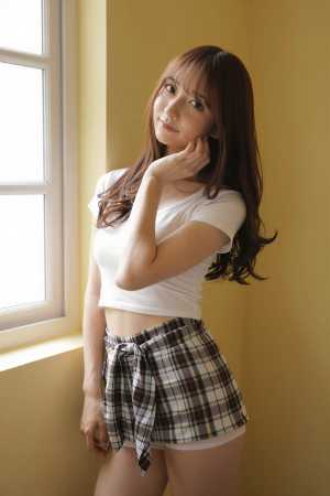 部屋で見せる白下着のセクシーショット