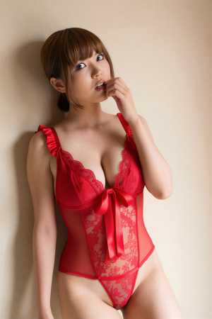 爆乳赤サテン姿の魅力的な女性