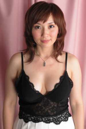 熟女・爆乳白のレース姿でバーに佇む女性