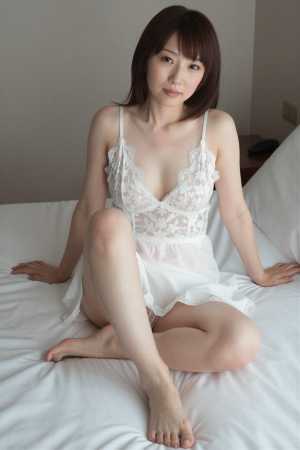 熟女・巨乳レース姿で寝室にくつろぐ美女