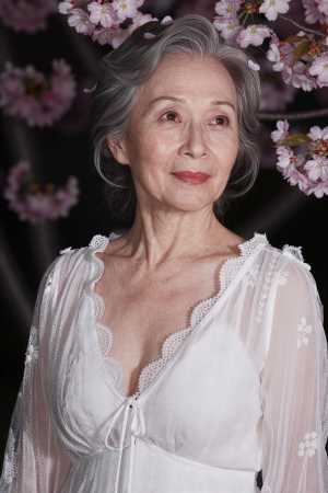 熟女・巨乳白のレースを着た女性のポートレート