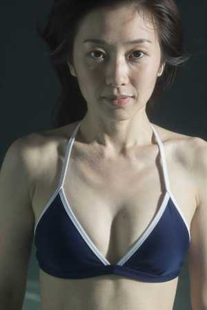 熟女・巨乳白のビキニを着た女性のポートレート