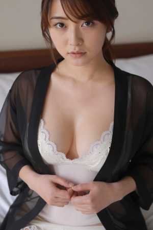 巨乳黒レースを着こなす美女