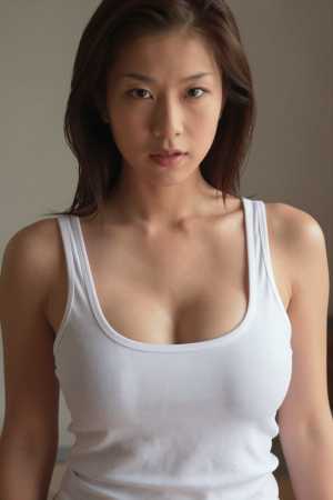 白タンクトップ姿の魅力的な女性