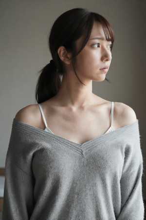 リビングで見せる白セーターのセクシーショット