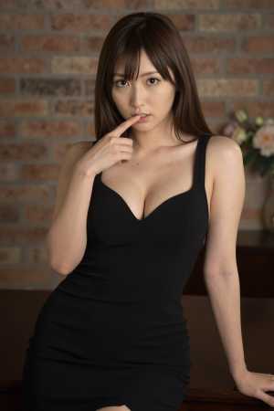 黒ドレス姿の魅力的な女性