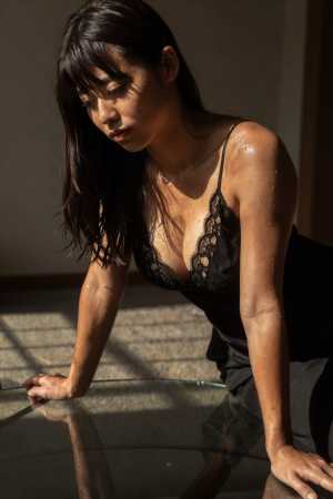 レース姿の美しい女性