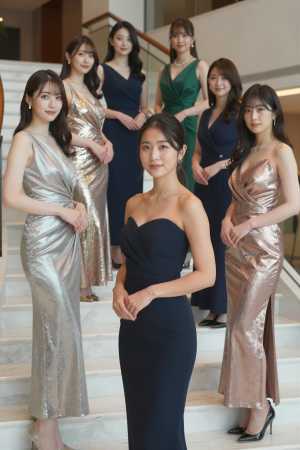 ドレス姿で高級ラウンジ入り口に立つ美女たち