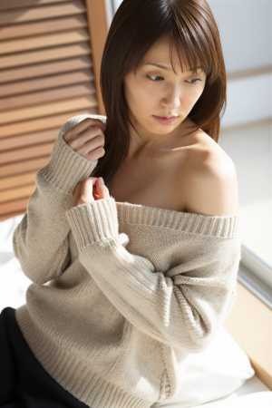 ベッドとセーターのポートレート素材