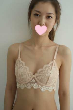 レース姿の美しい女性