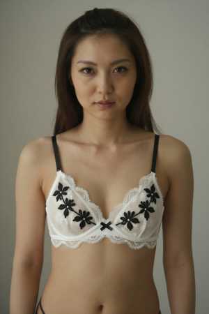 レース姿の美しい女性