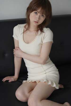 ソファでのドレス姿の女性