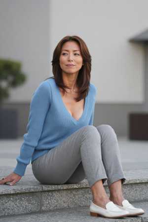 熟女セーターのフリー写真素材