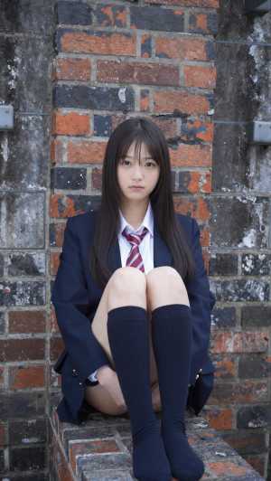 制服姿の美しい女性