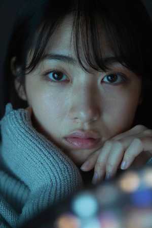 黒セーターを着こなす美女