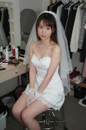 レース姿の美しい女性