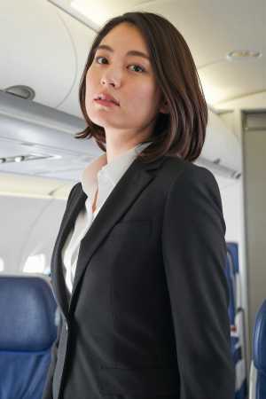 ピンクシャツ姿の魅力的な女性