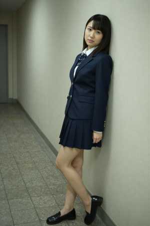 赤シャツ姿のクールな女性