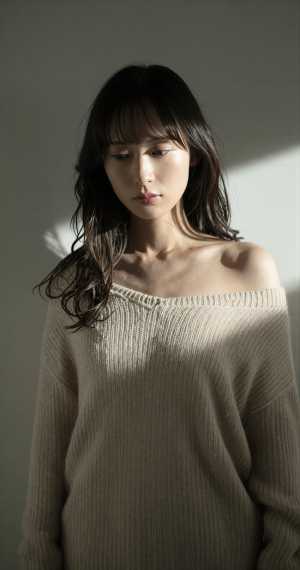 セーター姿でバーにくつろぐ美女