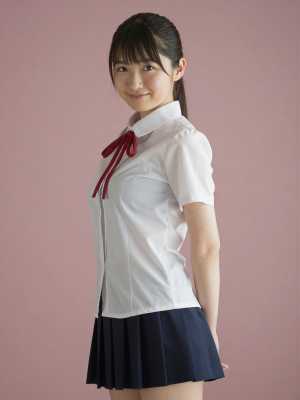 ピンクシャツ姿の笑顔な女性