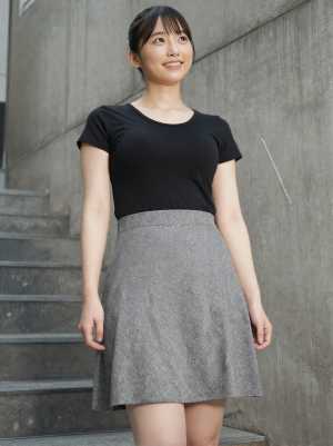 黒シャツを着こなす美女