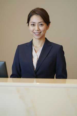 爆乳ブレザー姿のプロフェッショナル女性