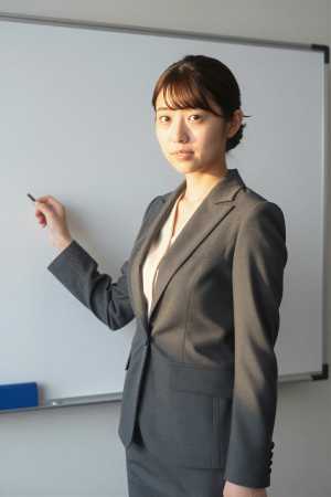 会議室で撮影された女性のポートレート