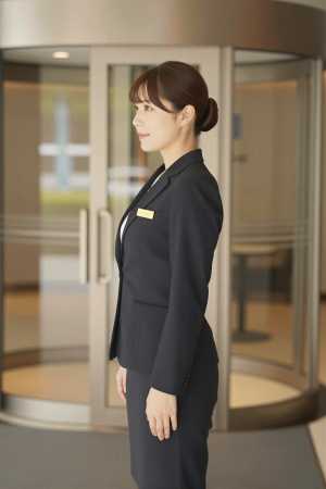 スーツ姿の美しい女性