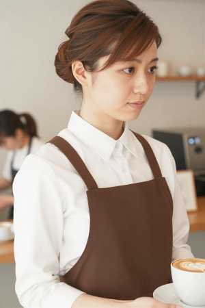 カフェで見せる白シャツのショット