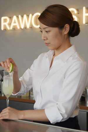 バーで白のシャツを着た美女