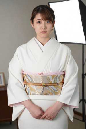 白の着物を着た女性のポートレート