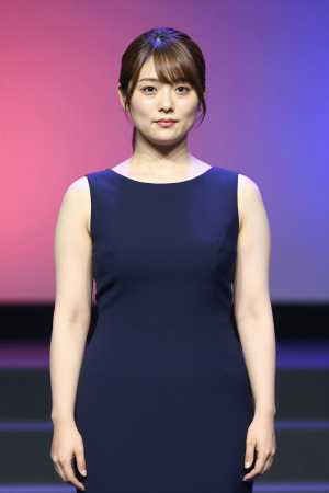 海でのドレス姿の女性