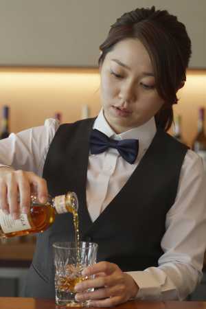 バーで撮影された女性のポートレート