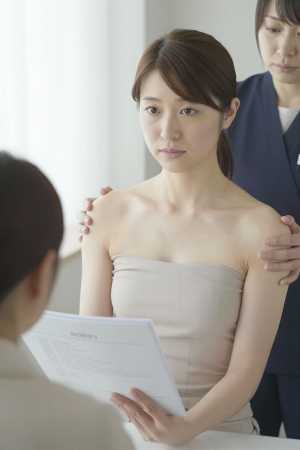 サロンで撮影された女性のポートレート