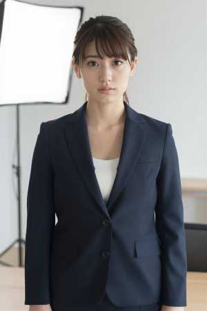 スーツ姿の美しい女性