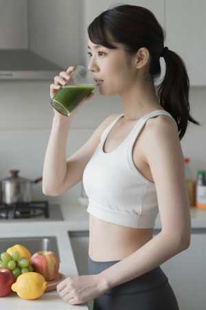 キッチンで撮影された女性のポートレート