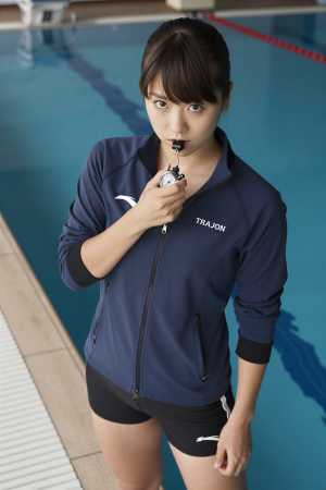 プールで撮影された女性のポートレート