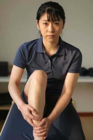 シャツ姿の美しい女性