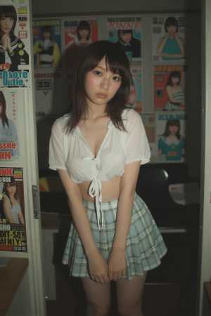 部屋で撮影された女性のポートレート