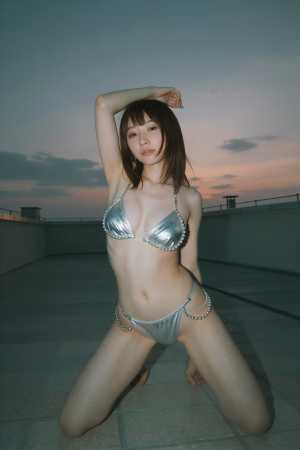 シルバービキニ姿の魅力的な女性