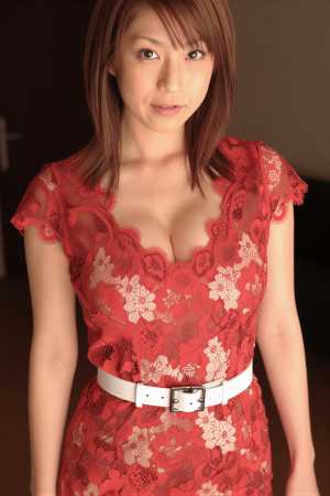 赤レース姿のリラックスな女性