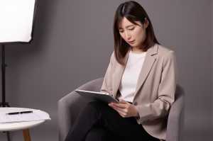 オフィスの白シャツポートレート