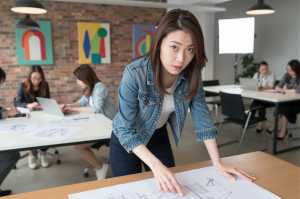 白シャツ姿の魅力的な女性