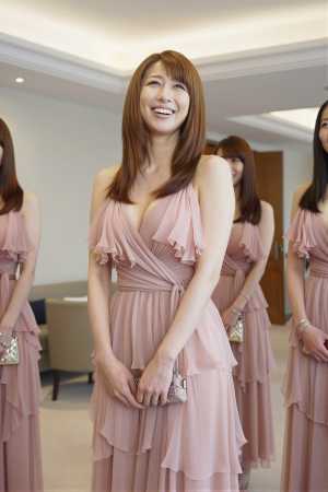 ラウンジでピンクのドレスを着た美女