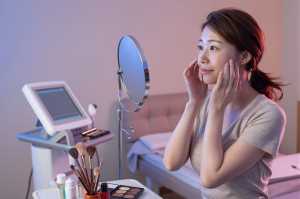 シャツ姿の美しい女性