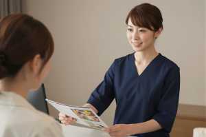 ネイビーのユニフォームを着た女性のポートレート