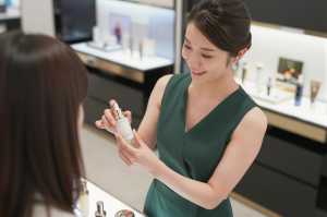 緑制服姿の笑顔な女性