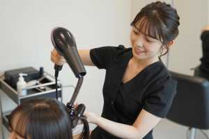 黒のブラウスを着た女性のポートレート